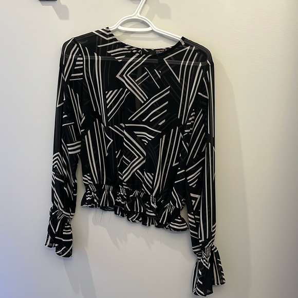 Abstract black and white blouse - Picture 1 of 3